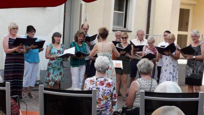 Bild: u
Mit seiner Sommerserenade bereitet der von Jana Müller dirigierte Gemischte Chor den Bewohnern des BRK-Seniorenheims St. Barbara, ihren Angehörigen und Freunden einen gelungenen Abend. Hans Meindl (hinten, Dritter von rechts) lockert die Liedvorträge mit heiter-nachdenklichen Geschichten auf.
