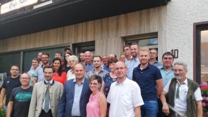 Bild: ens
Thomas Kleber (vorne, Mitte) tritt als Bürgermeisterkandidat der CSU zur Kommunalwahl 2020 an. Auch Landtagsabgeordneter Stephan Oetzinger (vorne, Zweiter von links) gratuliert zum geschlossenen Ergebnis .