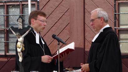 Bild: Dobmeier
Dekan Dr. Wenrich Slenczka nahm die Entpflichtung von Pfarrer Hans-Peter Pauckstadt-Künkler aus dem Priesteramt vor.