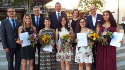 Bild: e
Lauter strahlende Gesichter bei der Abschlussfeier der medizinischen Fachangestellten (hintere Reihe von links):Schulrreferent Wolfgang Dersch, Studiendirektor Helmut Nierlein, Karl Püttner (Vorsitzender des Prüfungsausschusses), Lehrerin Regina Hubmann und Dr. Martin Pöllath (Vorsitzender des Ärztlichen Kreisverbandes Amberg-Sulzbach). Vordere Reihe von links: Laura Seitz (Schulbeste mit 1,0), Sabrina Winter (2. Platz Abschlussprüfung), Christine Rubenbauer (3. Platz, Sarah Nesner (1. Platz) und Charese Lopez Diaz (Schulbeste mit 1,0).