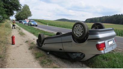 Bild: Polizei Sulzbach-Rosenberg
Der BMW der 25-Jährigen überschlug sich und blieb auf dem Dach liegen.