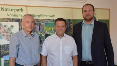 Bild: exb
Martin Koppmann (links) war 20 Jahre lang das Gesicht des Naturparks Nördlicher Oberpfälzer Wald. Seinen Job sollen Stefan Härtl (rechts) und Bernd Stengl übernehmen.