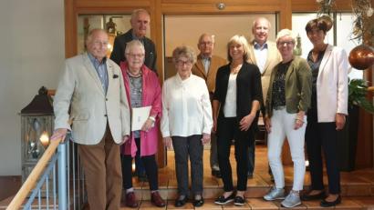 Bild: ads
Für ihre langjährige Mitgliedschaft beim BLLV wurden (vorn, von links) Bruno Martin, Rosina Helm, Ingrid Krempke und Dagmar Jung-Birzer von Michaela Bergmann und Ursula Schroll geehrt, ebenso wie (hinten, von links) Horst Knobloch, Hans Hirsch und Walter Prucker.