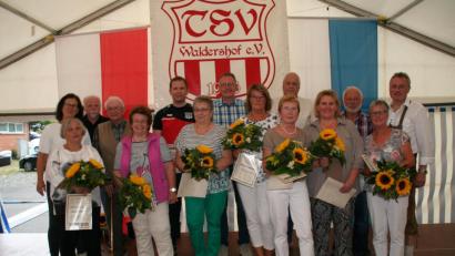 Bild: fpoz
Ehrungen beim TSV Waldershof: Im Bild von links Bürgermeisterin Friederike Sonnemann, Eleni Müller, Gerhard Greger, Arnold Weig, Anni Prucker, Christian Fritsch, Monika Burger, Christian Kastner, Bianca Schindler, Ingrid und Peter Wildgans, Sabine Kraus, Gerhard Schmidt, Hilde Schug und Vorstandssprecher Bernd Aßmann.