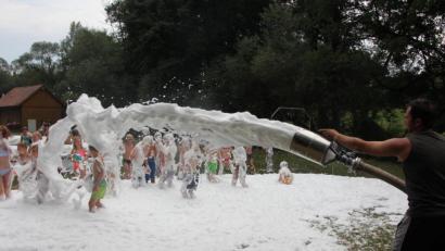 Bild: kro
Die Feuerwehr Großkonreuth sorgte für einen Schaumteppich beim Spielespaß-Nachmittag.