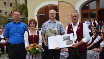 Bild: bö
Nach dreizehn erfolgreichen Jahren gibt Michael Schäfer den Dirigentenstab bei der Trachtenkapelle Hohenburg ab. Von links: Bürgermeister Florian Junkes, Anja Paulus, Michael Schäfer und Trachtenkapellenvorsitzender Markus Mitschke.