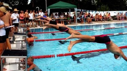 Bild: R. Kreuzer
Und los! Beste Bedingungen herrschen bei den Stadtmeisterschaften im Schwimmen.