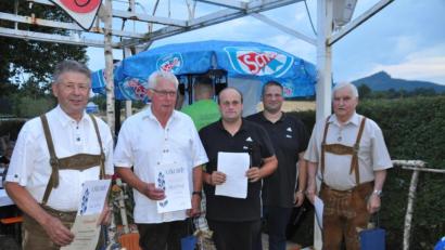 Bild: ak
Die beiden Vorsitzenden Andreas Braunreuther und Maximilian Kastner (Dritter und Vierter von links) ehren Hermann Schäffler, Albert Schöpf und Karl Geißler (von links) für 50 Jahre Treue.