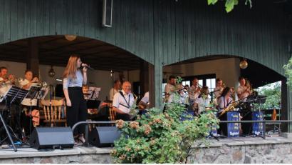 Bild: kar
Die Big-Band "Swing a ling ding" trat im Sterngarten auf.