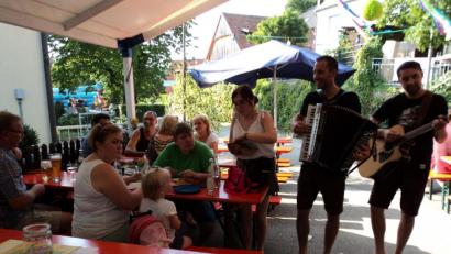 Bild: ksi
Mit Musik geht alles besser: Die „D‘Hohlweglauerer“ zogen die von Tisch zu Tisch.