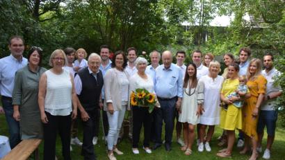 Bild: jr
80. Geburtstag feierte am Samstag Margarete Meichner (mit Blumen); rechts daneben Ehemann Franz, mit dem sie seit 58 Jahren verheiratet ist. Mit im Bild Bürgermeisterin Friederike Sonnemann (links neben der Jubilarin) und "Ehrenmesner" Gerhard Braun (vorne, Vierter von links) sowie die Kinder, Enkel und Urenkel der Jubilarin.