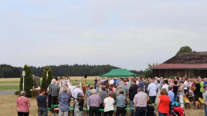 Bild: flt
Bei angenehmen Temperaturen ging es zum dritten Mal von Beidl, Plößberg, Schönkirch und Stein zum gemeinsamen Gottesdienst nach Schönthan.
