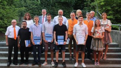 Bild: mfh
Die Prüfungsbesten mit den Ehrengästen der Freisprechungsfeier.