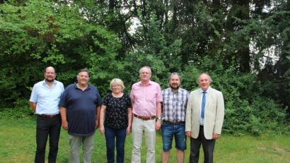 Bild: Stiftland-Gymnasium Tirschenreuth/exb
Lehrer Franz Zöllner, Mensa-Pächterin Inge Grosser und Lehrer Hubert Wenisch (von Zweiter von links) gehen in den Ruhestand.