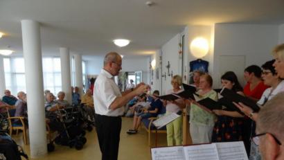 Bild: Senioren-Servicehaus Fuchsmühl/exb
Der Kirchenchor bei seinem Gastspiel im Senioren-Servicehaus.