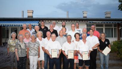 Bild: bnr
Der FC Schwarzenfeld und der BLSV zeichneten langjährige und verdiente Vereinsmitglieder aus. Robert Schmid, Werner Pflamminger und Werner Cyganek (von links mit Urkunde) wurden zu Ehrenmitgliedern ernannt.