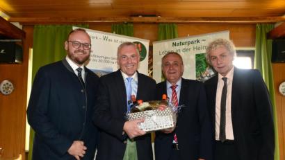 Bild: bey
Landrat Andreas Meier (links), Landrat Wolfgang Lippert und Oberbürgermeister Kurt Seggewiß (von rechts) verabschieden Martin Koppmann als ehrenamtlichen Geschäftsführer des Naturparks Nördlicher Oberpfälzer Wald.
