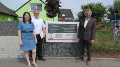 Bild: jzk
Zweiter Bürgermeister Hermann Schraml (rechts) kommt als Vertreter der Stadt Kemnath zur Eröffnung der Kanzlei von Carsten Höpping (links mit Lebensgefährtin Tanja).