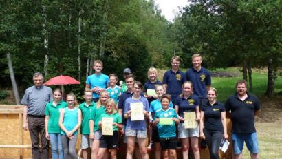 Bild: sl
Die beiden Vorsitzenden Florian Federl und Theresa Bäumler (von rechts) überreichen an den U 16-Sieger FFW Lerau (daneben) den Pokal und gratulierten auch den anderen Mannschaften und Pfarrer Professor Dr. Stanislaw Fel, (links) der zur Zeit die Urlaubsvertretung ist, freute sich mit den Jugendlichen über die Erfolge und das die Ministranten hier mitspielten.
