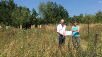 Bild: ibj
Mit einem Hinweisschild wollen Bürgermeister Bernhard Lindner und Martina Riedl auf das Projekt „BienenBlütenReich“ aufmerksam machen.