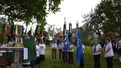 Bild: gi
Pfarrer Josef Most segnete die neue Vereinsfahne des Kath. Frauenbundes Etzgersrieth. Mit auf dem Bild die Vorsitzende Lisa Ach des Frauenbundes Etzersrieth (rechts) und des Patenvereins Vorsitzende Angela Striegl vom Frauenbund Moosbach (Zweite von rechts).