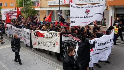 Bild: Christopher Dotzler
Rund 250 Menschen zogen am Samstag durch Schwandorf, um gegen Nationalsozialismus und die sogenannte "Prollcrew" zu demonstrieren.