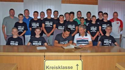 Bild: sön
Die A-Jugend trug sich mit Hans Fischer (stehend, links), Vorsitzender des 1. Rieden, Gerhard Härtl (stehend, rechts), Jugendleiter des SV Vilshofen, samt Betreuern im Beisein von Zweitem Bürgermeister Josef Weinfurtner (sitzend, Zweiter von rechts) ins goldene Buch des Marktes Rieden ein.