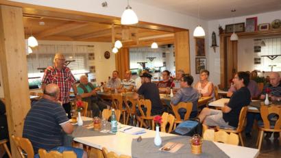 Bild: rpp
Andreas Schultes (stehend) freut sich wieder über einen regen Besuch beim Stammtisch der Imker. Josef Seidl (links) referiert zum Thema Sommerpflege mit Einfüttern und Varroabekämpfung.