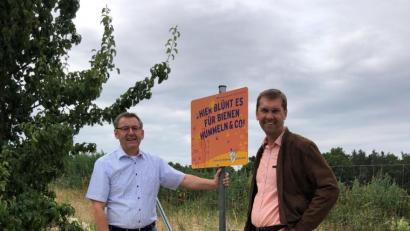 Bild: wec
Bürgermeister Josef Gilch und Landschaftsarchitekt Sigi Lösch bei der neu angelegten Blühfläche in Pittersberg.