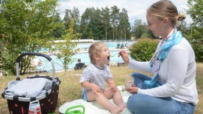 Bild: Gabi Schönberger
Sie dürfen trotz der Taschenkontrollen weiter mit rein ins Schätzlerbad: Baby-Gläschen und offene Flaschen, sofern sie nicht aus Glas sind. Darüber freuen sich Sabrina Binder und ihr Sohn Levi (2), der sich am Dienstag im Bad die Früchte aus dem Glas schmecken lässt.