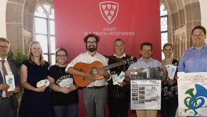 Bild: Petra Hartl
„Druntn va da Wirtshaustür“: Freude über die unkomplizierte Zusammenarbeit zweier bewährter Formate. Von links Michael Göth, Nina Mutzbauer, Kerstin König (beide Kulturamt), Florian Schwemin, Matthias Fiedler, Fred Tischler, Veronika Schmidt (Bezirk) und Tobias Appl.