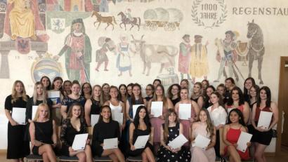 Bild: exb
Die Zahnmedizinischen Fachangestellte feiern das Ende ihrer Ausbildung.