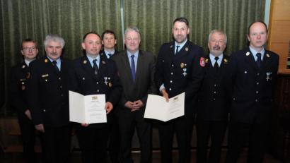 Bild: Michael Schröter
Die beiden Jubilare mit Landrat Richard Reisinger und den Feuerwehr-Führungskräften.