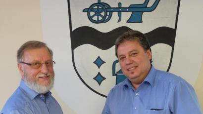 Bild: ohr
Bürgermeister Hans Gradl (rechts) bedankt sich bei Gemeinderat Ludwig Röhrer für das Mitwirken im Gremium vom 1. Mai 2002 bis 22. Juli 2019.