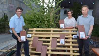 Bild: dob
Die Verantwortlichen in der Evangelischen Gemeinde mit stellvertretendem Vertrauensmann im Kirchenvorstand, Uli Münchmeier, Mesnerin Claudia Reinl und Stadtpfarrer Dieter Schinke (von links nach rechts) kurbeln eine Spendenaktion für die umfassende Renovierung der Stadtkirche an.