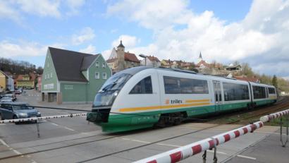 Bild: Petra Hartl
Der „Alex“-Zug düst an Nabburg vorbei in die Nordoberpfalz. Nach Ansicht der Neustädter Kreisräte ist dies inzwischen ein viel zu seltenes Bild.