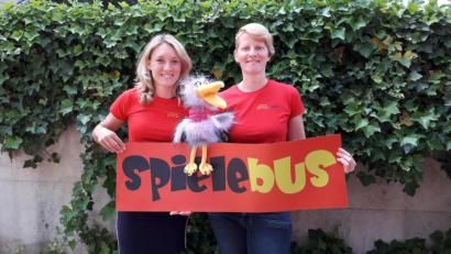 Bild: Christine Hollederer
Claudia Mai (links), die kommunale Jugendpflegerin und Anita Kinscher, die Projektleiterin von Maxl, dem Spielebus.