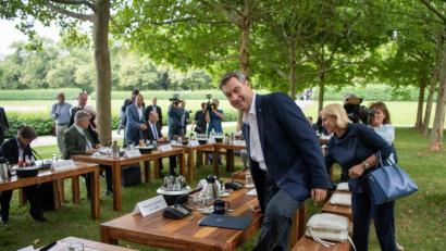Bild: Lino Mirgeler/dpa
Markus Söder (CSU, Mitte), Ministerpräsident von Bayern, nimmt vor der Kabinettssitzung am Tisch im Hofgarten Platz. Im Mittelpunkt der Kabinettssitzung steht die bayerische Klimapolitik.