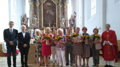 Bild: mma
Einige Frauen kümmern sich um die Friedhofskirche (von links): Pfarrgemeinderatssprecher Markus Hubmann, Kirchenpfleger Georg Münch, Anneliese Hofmann, Inge Huber, Fanny Bär, Gudrun Dotzler, Erika Rösch, Marga Fiedler, Irmi Schall, Hilde Zimniok und Pfarrer Christian Schulz. Die Helferin Hildegard Iberer fehlt auf dem Bild.