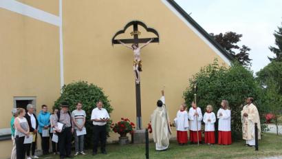 Bild: pi
Pfarrer Julius Johnrose segnet das von Kirchenpfleger Josef Meckl und Kunstmaler Reinhold Schultes restaurierte Missionskreuz.