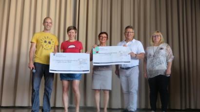 Bild: jzk
Konrektorin Sandra Hering und Realschuldirektor German Helgert übergaben den Erlös aus dem Sponsorenlauf an Edith Lippert und Kristina Jasuinaite (von rechts). Realschullehrer Simon Farnhammer (links) organisierte auch heuer wieder diesen Spendenlauf.