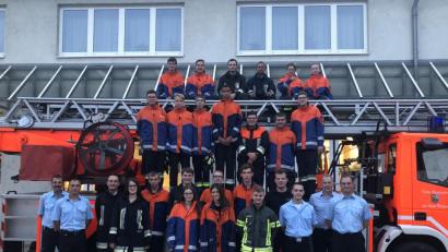 Bild: Stadt Weiden
Die 22 Feuerwehranwärter haben ihre Grundausbildung hinter sich gebracht.