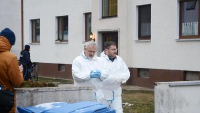 Bild: Gabi Schönberger
Mitarbeiter der Spurensicherung verlassen das Mehrfamilienhaus, in der am Mittwochvormittag eine junge Mutter starb. Die Polizei ermittelt in einem Tötungsdelikt.