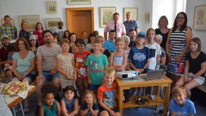 Bild: jr
Die Abschlussveranstaltung des Medienprojekts „growtogether 1.0“ fand im Foyer des Historischen Rathauses im Obergeschoss statt. Elf Kinder gestalteten ein Bilderbuchkino, dessen fünfminütige Filmsequenzen am Dienstagnachmittag Premiere feierte. Mit dabei waren (stehend von rechts) Projektleiterin Sandra Schug, Gabriela Paetzolt (Jugendmedienzentrum), Jürgen Preisinger und 2. Bürgermeister Stefan Grillmeier sowie die teilnehmenden Kooperationspartner, Eltern und Kinder.
