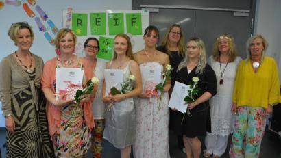 Bild: jr
Die Preisträger der Marktredwitzer Berufsfachschule für Altenpflege und Altenpflegehelfer: Im Bild von links Schulleiterin Monika Bötzl, Birgit Bayer, Lehrerin Katja Schneider, Anika Linnemannstöns, Jaqueline Hofmann, Ute Barthmann, Jane Kmeczova sowie die Lehrerinnen Stephanie Brunner und Daniela Flügel.