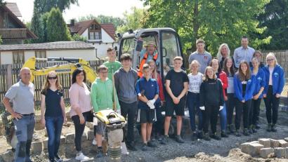 Bild: MM-PR GmbH/exb
Die Schüler der 8M zusammen mit Andreas Malzer (hinten rechts) und Kassecker-Mitarbeitern, Rektorin Claudia-Strobel-Dietrich (hintere Reihe, Zweite von rechts), Lehrerin Sandy Wendt Zweite von links) und Katja Laber vom bfz Weiden.
