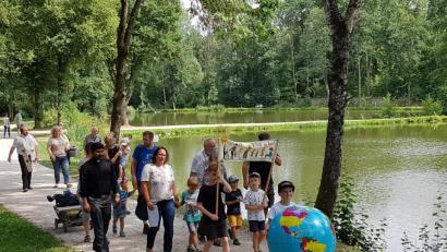 Bild: exb
"Mit Jesus on tour" in der Parkanlage Schwanenwiese. Die Familienwallfahrt war ein Angebot des Sachausschusses Ehe und Familie im Pfarrgemeinderat.