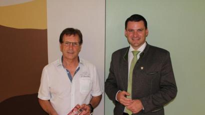Bild: exb
Landrat Thomas Ebeling (rechts) überreicht dem scheidenden zweiten Vorsitzenden Johann Bauer einen Geschenkgutschein.