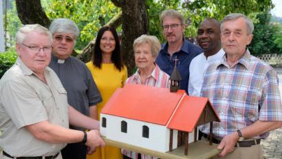 Bild: do
Aus Anlass des 80. Geburtstages überreichen Vertreter des Kapellenbauvereins und der katholischen Kirchenverwaltung an Bruno Uhl eine Miniaturausgabe der Apfelbacher Kapelle. Unser Bild zeigt (von links) den stellvertretenden Vorsitzenden des Kapellenbauvereins, Robert Held, Stadtpfarrer Thomas Jeschner, Vorstandsmitglied Michaela Hausner, Ingrid Uhl, Kirchenpfleger Norbert Braun, Pfarrer Paul und Jubilar Bruno Uhl.