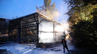 Bild: jma
Am Morgen des 8. Juli brannte in der Ortsmitte von Neunkirchen eine Scheune komplett aus. Die Suche nach dem Brandstifter läuft.